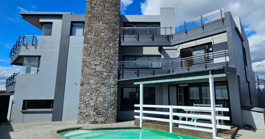 4 Bedroom Property for Sale in Perlemoenbaai Western Cape